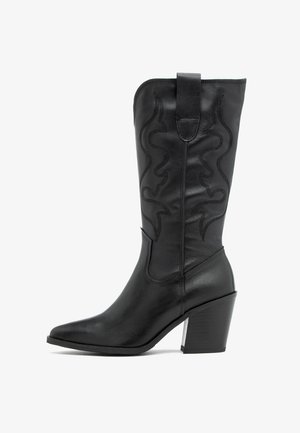 Schwarze Leder-Cowboy-Stiefel mit spitzem Zeh, einem mittelhohen Blockabsatz und dekorativer Stickerei am Schaft. Mit einer Zugschlaufe.