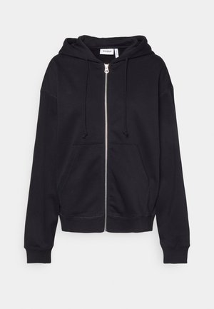 Hoodie noir zippé intégral avec poche kangourou à l'avant et capuche à cordon de serrage, présenté sur un fond blanc uni.