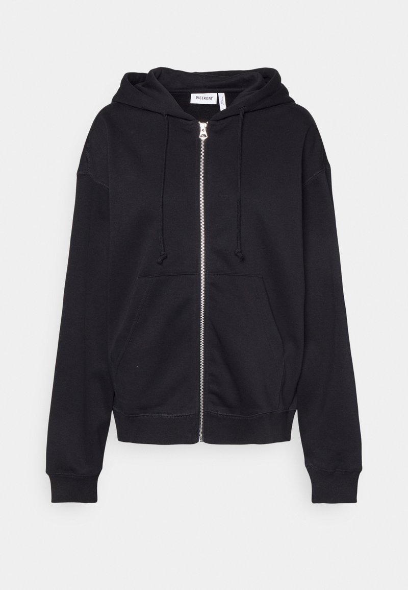 Felpa nera con zip completa, dotata di tasca a marsupio frontale e cappuccio con cordino, esposta su uno sfondo bianco semplice.