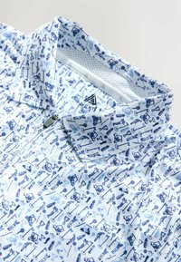 Poloshirt mit kurzen Ärmeln in Hellblau mit einem wiederholten Muster aus blauen Grafiken. Verfügt über einen Reißverschluss und ein Kragen-design. Weicher Stoff.