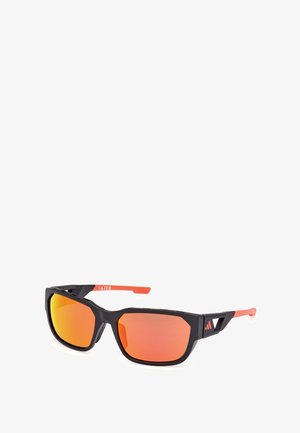 Sonnenbrille mit eckigem schwarzem Rahmen, orange getönten Gläsern und roten Akzenten an den Bügeln, die ein strukturiertes Muster und Logodetails aufweisen.