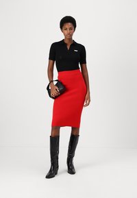 pure cashmere STRAIGHT MIDI SKIRT - Pouzdrová sukně - red