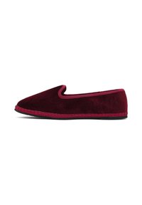 Mocassins en velours bordeaux avec une semelle noire et un bord bordeaux assorti, présentés de profil sur un fond blanc.