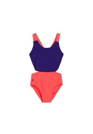 Bikini de dos piezas con top morado texturizado y braguitas de cintura alta coral con un pequeño emblema de calavera en el lado izquierdo.
