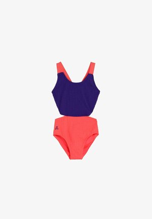 Bikini de dos piezas con top morado texturizado y braguitas de cintura alta coral con un pequeño emblema de calavera en el lado izquierdo.