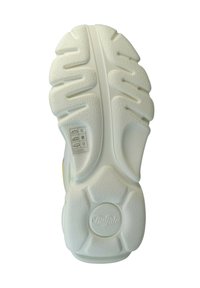 Suela de zapatilla blanca con patrón de agarre texturizado, que presenta un logo circular en el centro y símbolos de cuidado en el lateral.