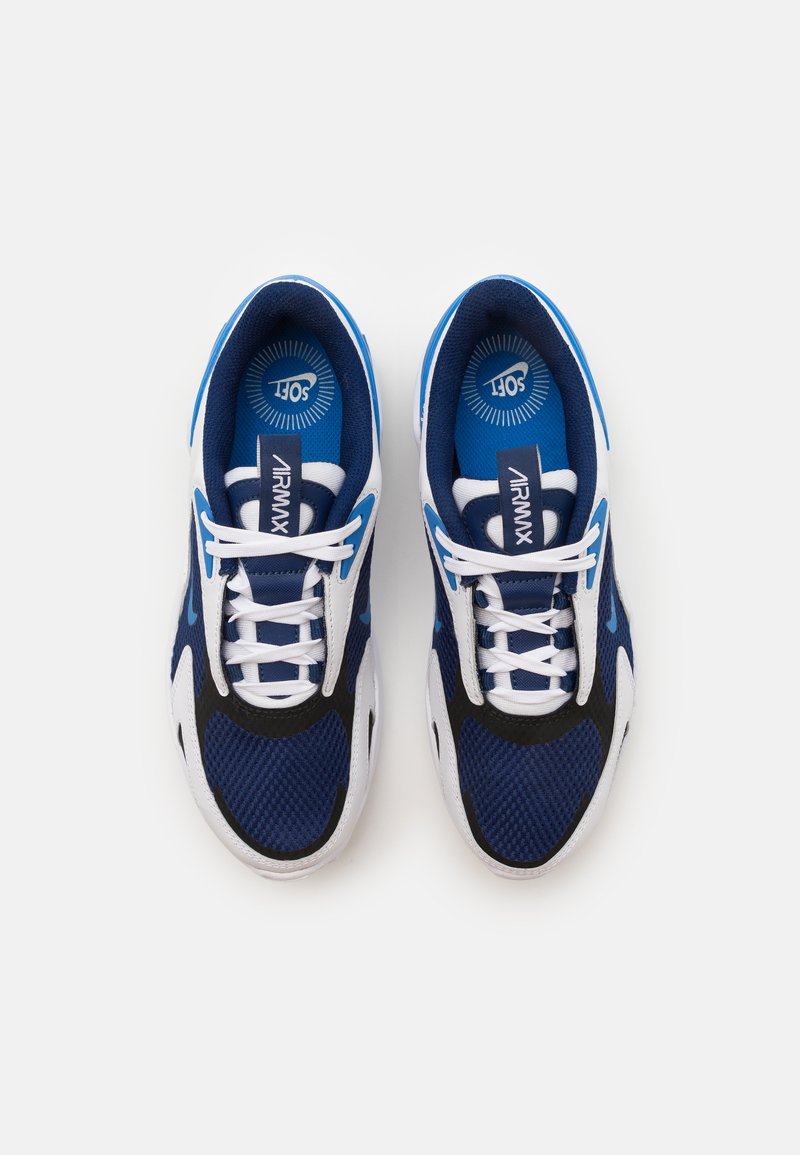 Zapatillas de malla azul con acentos en blanco y negro, que cuentan con un collar acolchado, cordones redondos y un logo en la lengüeta y la plantilla.