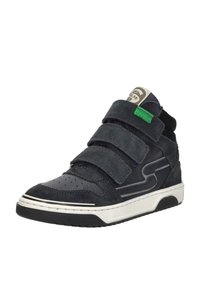 Hoge sneaker in marineblauw suede met drie klittenbandsluitingen, witte rubberen zool en subtiele logo-details op de tong, inclusief geperforeerde neus.
