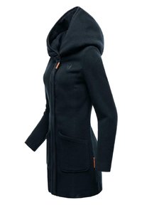 Cappotto lungo blu navy con un ampio cappuccio, realizzato in tessuto morbido. Presenta una chiusura con zip, due tasche frontali e un piccolo logo sul petto.