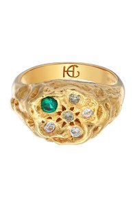 Guld ring med en strukturerad, organisk form som har en grön ädelsten och fem klara stenar, placerade i ett dekorativt mönster.