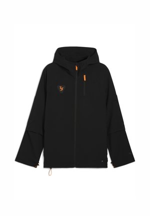 Sort jakke med hætte, der har orange detaljer og logo. Lavet af glat stof, den har lange ærmer og lynlås lukning foran.
