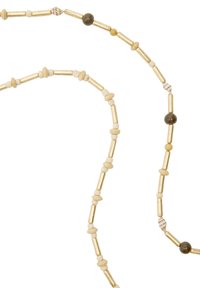 Dwie naszyjniki z naprzemiennie ułożonymi rurkowymi i okrągłymi koralikami w odcieniach beżu i złota, z okazjonalnymi ciemnymi i neutralnymi akcentami.