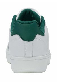 Adidași albi cu un patch din piele verde pe călcâi și guler din material textil căptușit. Talpă din cauciuc texturat, detalii minime de cusătură.