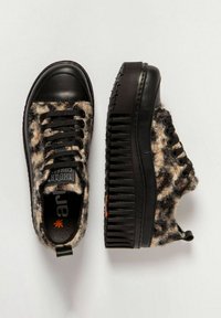 Zapatillas negras de cuero con parte superior de piel de leopardo con pelo, suela de goma negra texturizada y cordones negros. Cuenta con una pestaña en la parte trasera.
