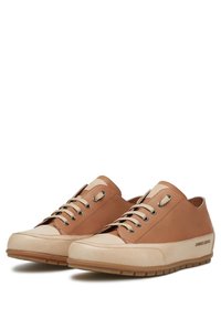 Sneakers in pelle marrone chiaro con punta e suola beige; presentano occhielli metallici e lacci piatti; texture liscia, design minimalista, marchio sul lato.