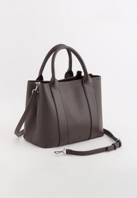 Braune, strukturierte Lederhandtasche mit zwei oberen Griffen, abnehmbarem Schultergurt und dezenten Nähten. Kompakte, strukturierte Form.