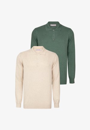 To langærmede polo shirts: en beige og en mørkegrøn. Begge har en krave, tre-knaps klap og ribstrikkede manchetter. Bløde teksturer.