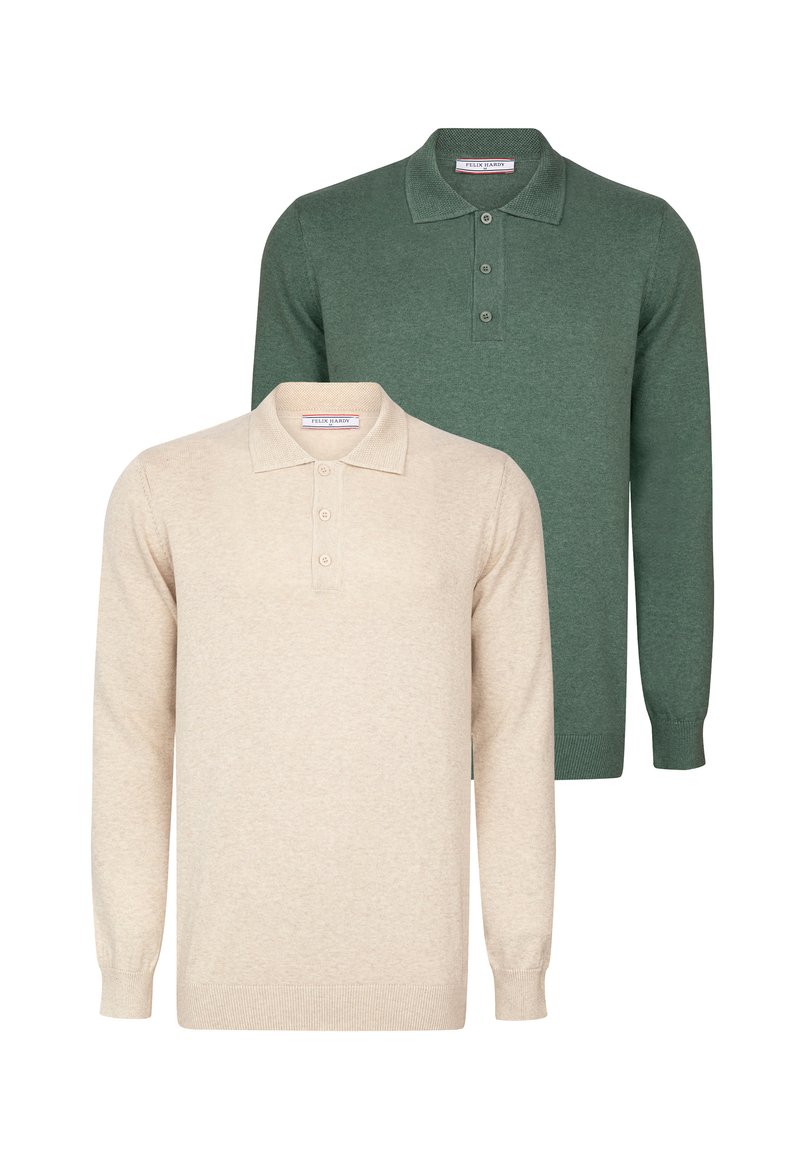 To langærmede polo shirts: en beige og en mørkegrøn. Begge har en krave, tre-knaps klap og ribstrikkede manchetter. Bløde teksturer.