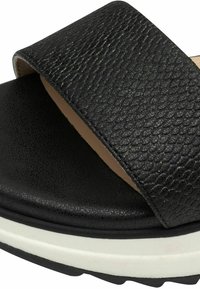 Must have platvormi sandaalid musta värviga, millel on tekstuuriga embossed rihm, sile sisetald ja valge aktsent talde ääres musta kummist põhjaga.
