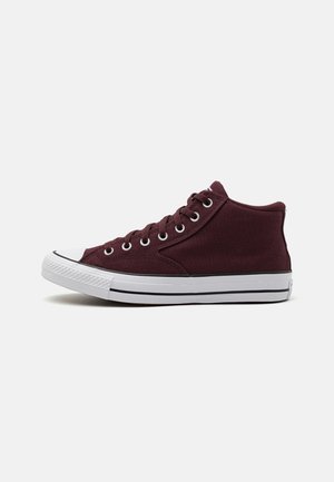 Höga maroon canvas sneakers med vit gummitå, svarta randdetaljer och metallöglor för snörning. Texturerad tygöverkonstruktion.