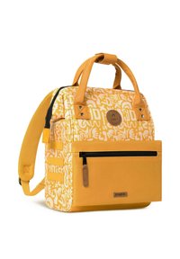 Gelber Rucksack mit einem weißen abstrakten Muster, aus Stoffmaterial, mit zwei Griffen, verstellbaren Riemen, einer vorderen Reißverschlusstasche und Logodetails.