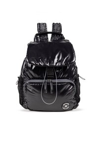 Mochila negra con una superficie brillante y acolchada, que cuenta con una solapa, un bolsillo frontal con cremallera y correas texturizadas. Bolsillos laterales de malla para almacenamiento adicional.