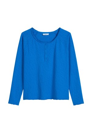 Niebieska bluzka z długim rękawem wykonana z miękkiego materiału, z okrągłym dekoltem i plisą na guziki. Charakteryzuje się luźnym krojem i subtelnym teksturowanym wzorem.