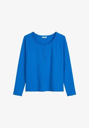 Niebieska bluzka z długim rękawem wykonana z miękkiego materiału, z okrągłym dekoltem i plisą na guziki. Charakteryzuje się luźnym krojem i subtelnym teksturowanym wzorem.