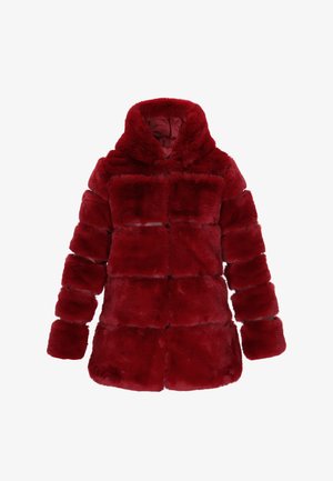 Rote Kunstpelzjacke mit Kapuze, langen Ärmeln, einem kastigen Design und gesteppten Abschnitten, die ein weiches, strukturiertes Erscheinungsbild bietet.