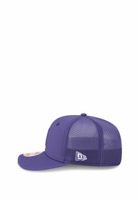 Lila Baseball-Cap mit vorderem festen Stoff und Netzrücken, ausgestattet mit einem flachen Schirm und einem kleinen Logo an der Seite.