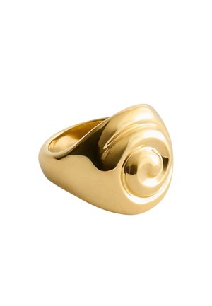 Anello d'oro lucido con un design a spirale liscio e audace sulla parte superiore, mostrato su uno sfondo bianco.