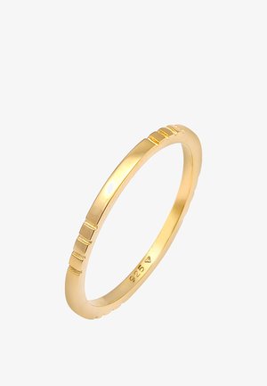 Złocony pierścionek ma smukłą obrączkę z teksturowanymi akcentami, gładkim wykończeniem oraz grawerowanymi oznaczeniami wskazującymi zawartość srebra (925).