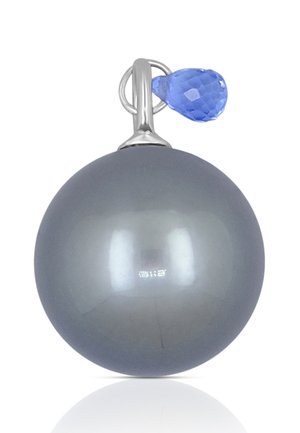 Ciondolo con perla grigia caratterizzato da una forma liscia e rotonda con un elemento di attacco in argento. Include un'accento di pietra preziosa blu sfaccettata.