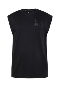 Zwarte mouwloze katoenen t-shirt met een losse pasvorm, ronde halslijn en een subtiele tonale "UNL MTD" print op de voorkant.