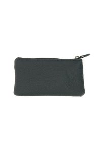 Borsetta in pelle verde scuro con superficie testurizzata, chiusura con zip e un piccolo linguetta in tessuto. Forma rettangolare compatta.