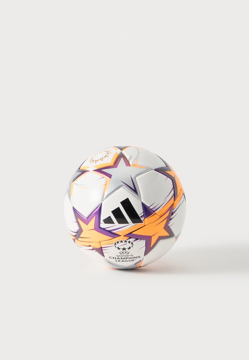 Λευκή ποδοσφαιρική μπάλα Adidas με πορτοκαλί και μωβ μοτίβο αστεριών, ορατό λογότυπο UEFA Women's Champions League, σε απλό ανοιχτόχρωμο φόντο.