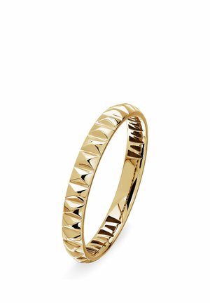 Anneau en or avec un motif triangulaire en relief répétée autour du bandeau, surface polie et réfléchissante sur fond blanc.