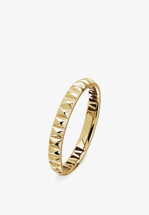 Anneau en or avec un motif triangulaire en relief répétée autour du bandeau, surface polie et réfléchissante sur fond blanc.