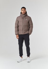 CLOSURE London LOGO RACER PUFFER JACKET - Ziemas jaka - brown