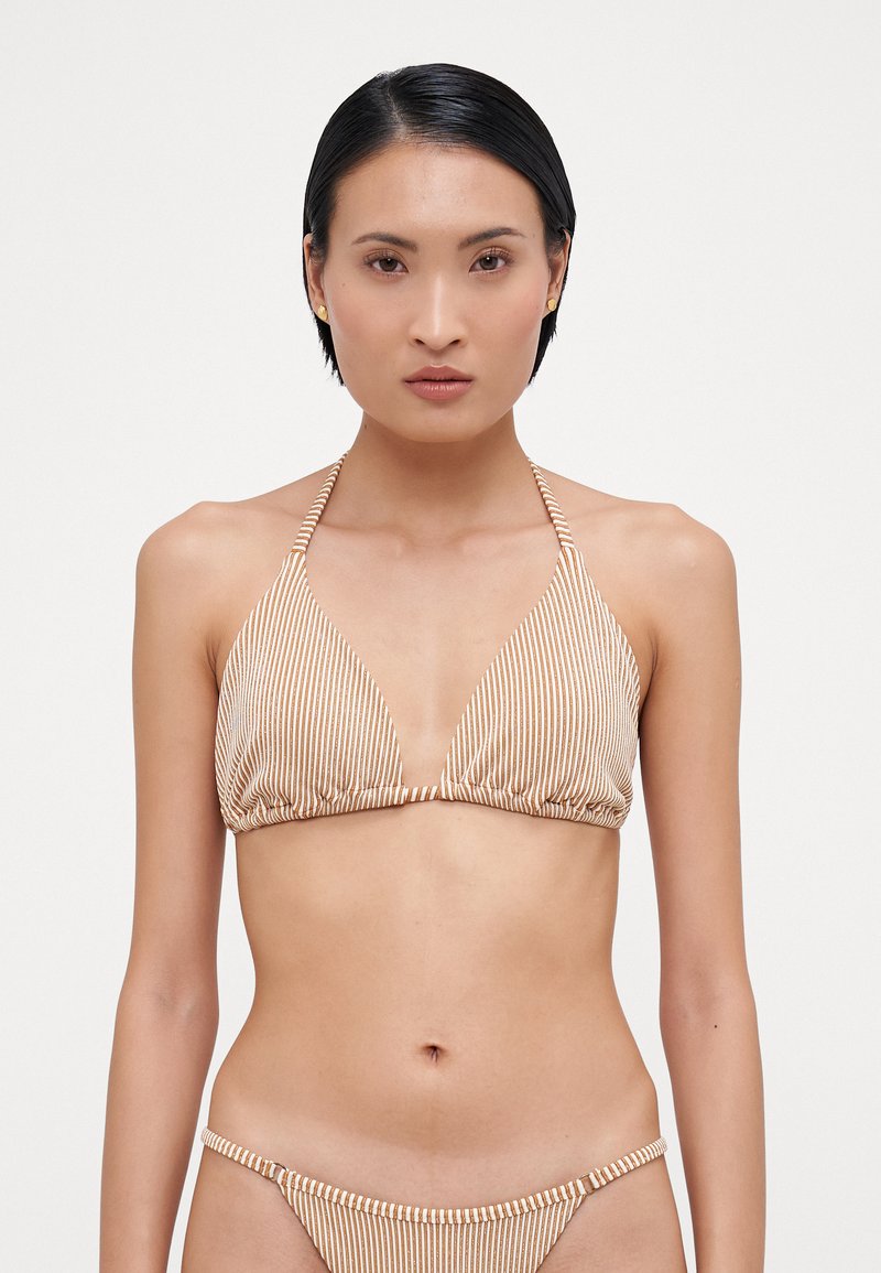 Stripet bikini-set med trekantet halterneck-top med justerbare bånd og matchende lavt midje-bunn, vist i en lys brun og kremfarget fargekombinasjon.