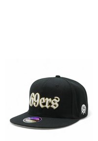 Musta snapback-lippis, jossa on kultainen brodeerattu "69ers" -teksti. Varustettu litteällä visiitillä ja logopatchilla sivulla. Rakenne on jämäkkä ja kangas teksturoitu.