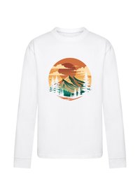Langarm-Weißes T-Shirt mit einem kreisförmigen Gebirgslandschaftsdesign, das grüne Bäume, orange- und gelbfarbene Sonnenuntergangsfarben sowie geschichtete Berge zeigt.