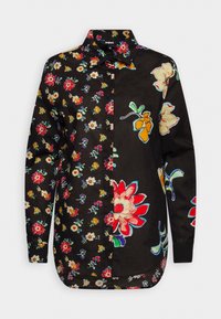 Chemise noire à manches longues avec boutons et deux motifs floraux : petites fleurs multicolores à gauche et grandes fleurs colorées à droite.