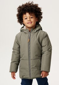 Grüne gepolsterte Jacke mit Kapuze, Frontreißverschluss und zwei Seitentaschen. Futter aus weichem Material. Hat eine glatte äußere Textur und eine einfarbige Optik.