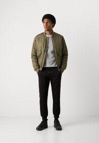 Antony Morato TROUSERS REGULAR FIT LOGOED METAL BADGE RUBBER PATCH - Tepláky - black