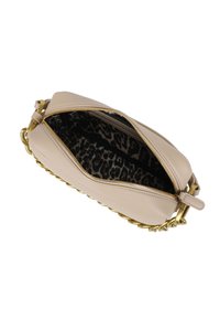 Borsetta in pelle beige con tracolla in catena dorata, chiusura con zip e fodera a stampa leopardata visibile all'interno. Esterno texturizzato e finitura liscia.