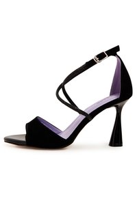 Černé semišové sandály na vysokém podpatku s otevřenou špičkou, křížovými pásky a lesklým černým stiletto podpatkem. Interiér má fialové podšívání.