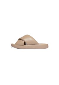 Beige schuifsandalen met een gladde, matte afwerking, met een gekruist bandontwerp en een open teen-silhouet op een platte zool.