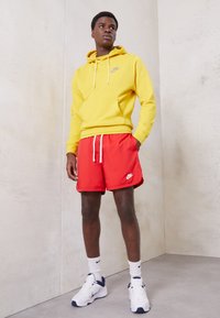 Nike Sportswear - M NSW SPE WVN LND FLOW SHORT - Jogginghose - university red/white Thumbnail-Bild 1