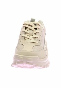 Sneaker atletico beige con tomaia testurizzata, punta rotonda, suola in gomma spessa e lacci con occhielli rinforzati.